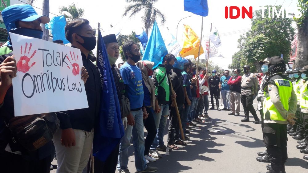Demo Buruh, Bupati dan DPRD Jombang Tandatangani Penolakan Omnibus Law