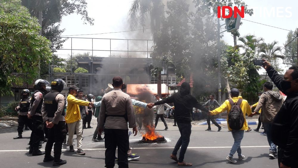 Demo Mahasiswa Jombang Tolak Omnibus Law di Jombang, 1 Orang Ditangkap