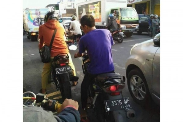 10 Foto Ini Gak Beres Lho, Apa Sih yang Janggal?