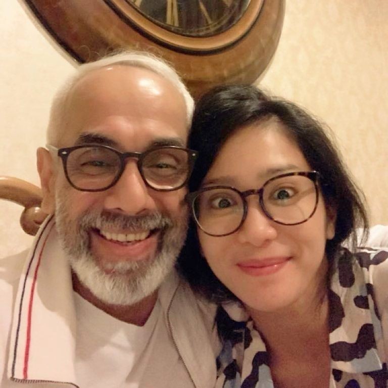 Kerap Kena Nyinyir Netizen, 10 Pamer Intim Bunga Zainal dan Suami