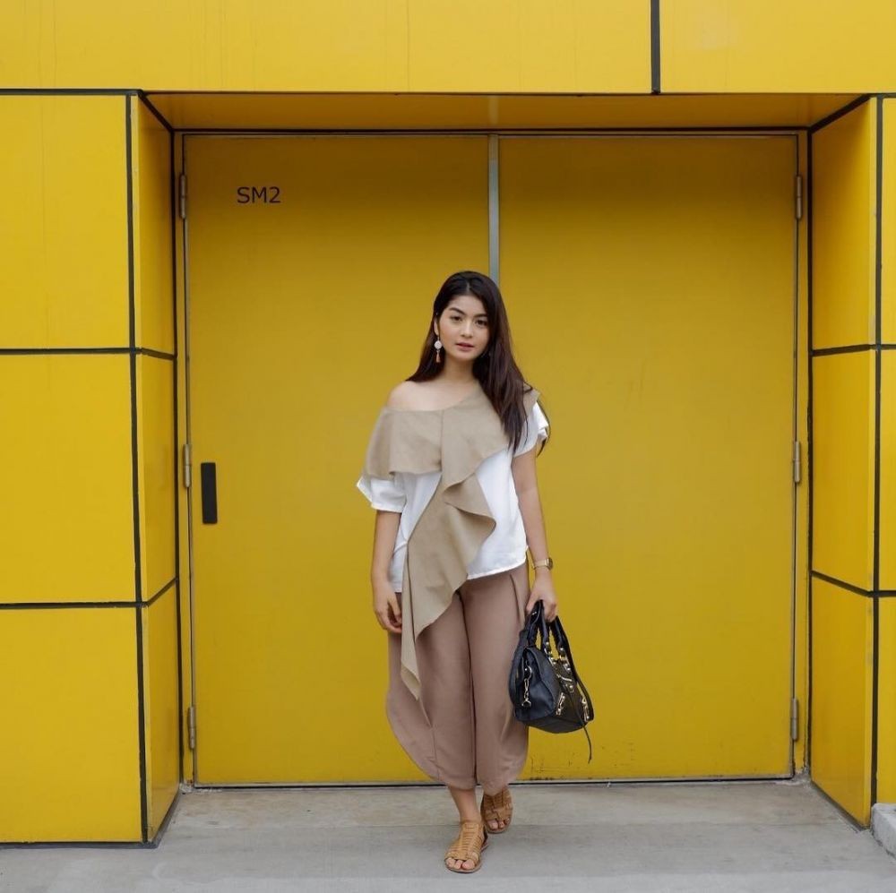 Aktris FTV yang Stylish, Ini 10 Inspirasi OOTD Kasual ala Debi Sagita