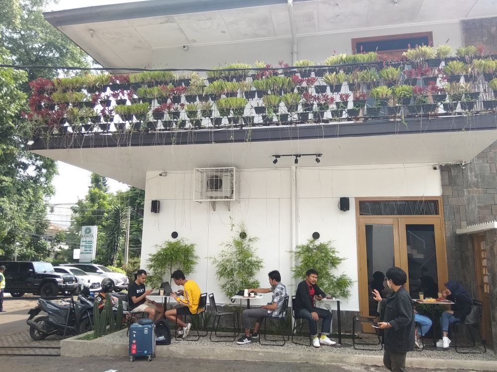 Mencoba Ngopi Santai dengan Suasana Outdoor di Dipatiukur Bandung