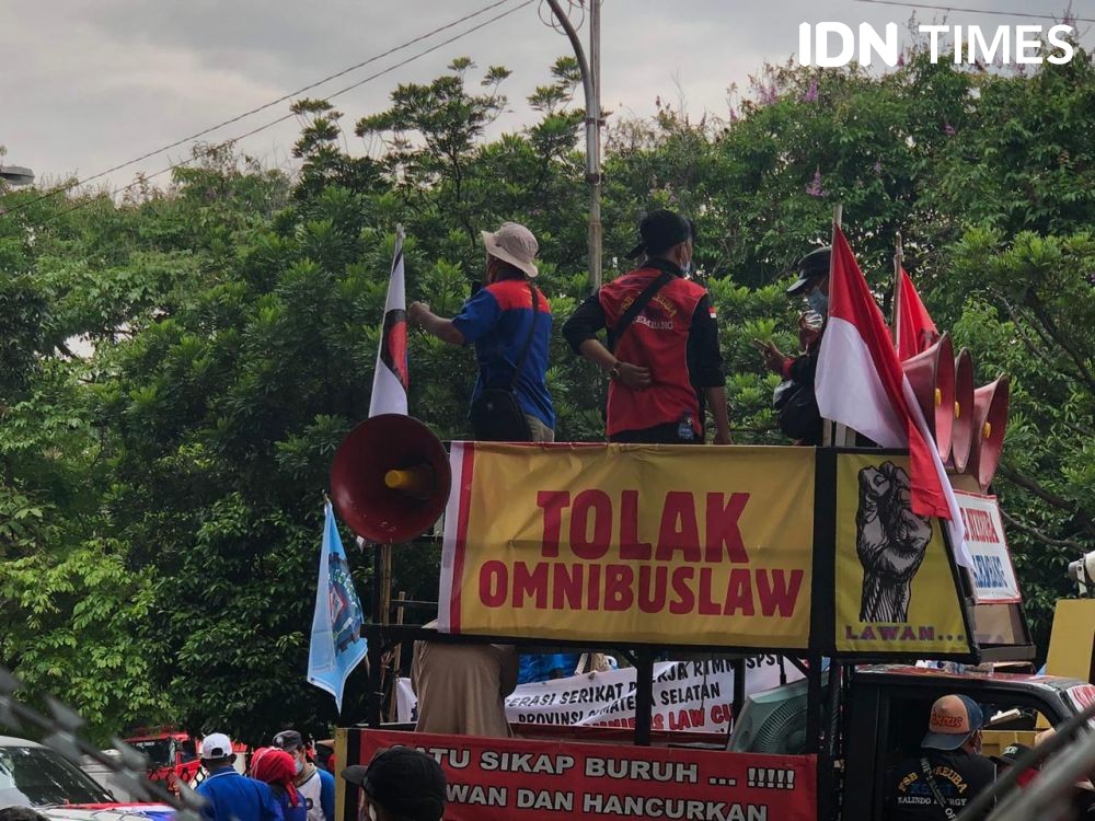 Buruh di Palembang Tuntut Presiden Jokowi Segera Terbitkan Perppu
