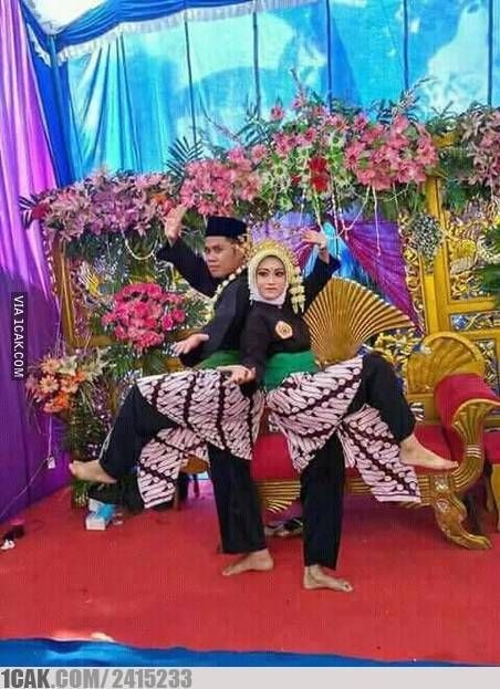 10 Potret Pengantin di Pelaminan yang Bikin Tertawa Cekikikan