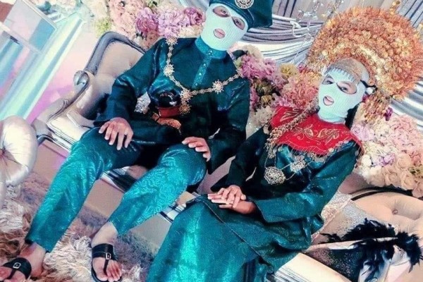 10 Potret Pengantin di Pelaminan yang Sulit Dimengerti, Ada Pakai Helm