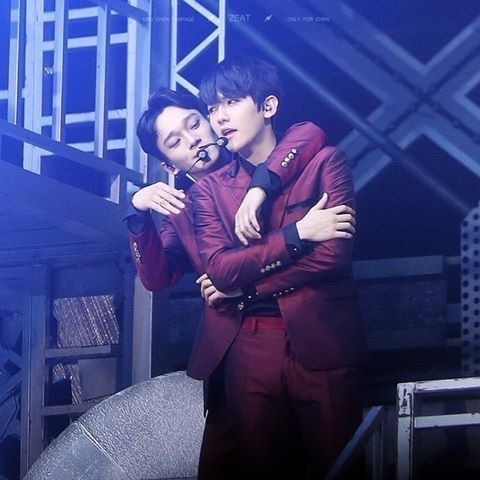 Umumkan Wamil 12 Potret Chen Peluk Hangat Member Exo