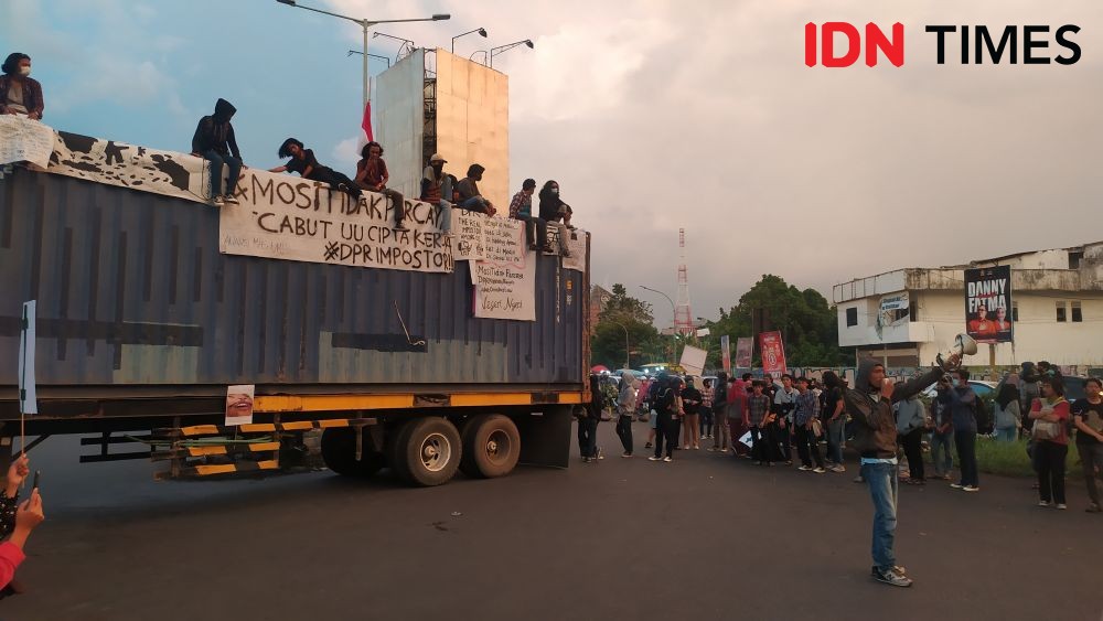 Panggung Rakyat di Makassar Gaungkan Penolakan Omnibus Law UU Ciptaker