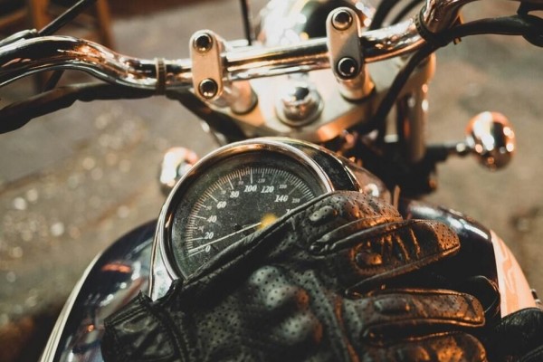 Sarung Tangan Klasik Ini Cocok Banget Buat Biker Motor Retro