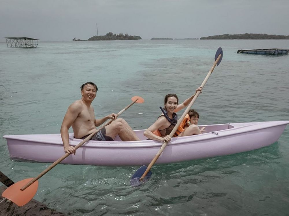 10 Potret Manis Liburan Gisel Bersama Pacar dan Anak di Pulau Macan