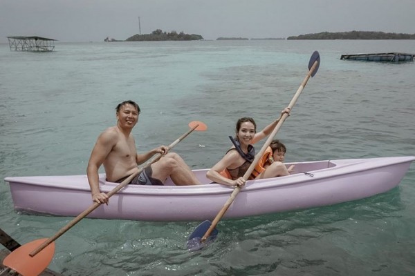 10 Potret Manis Liburan Gisel Bersama Pacar dan Anak di Pulau Macan