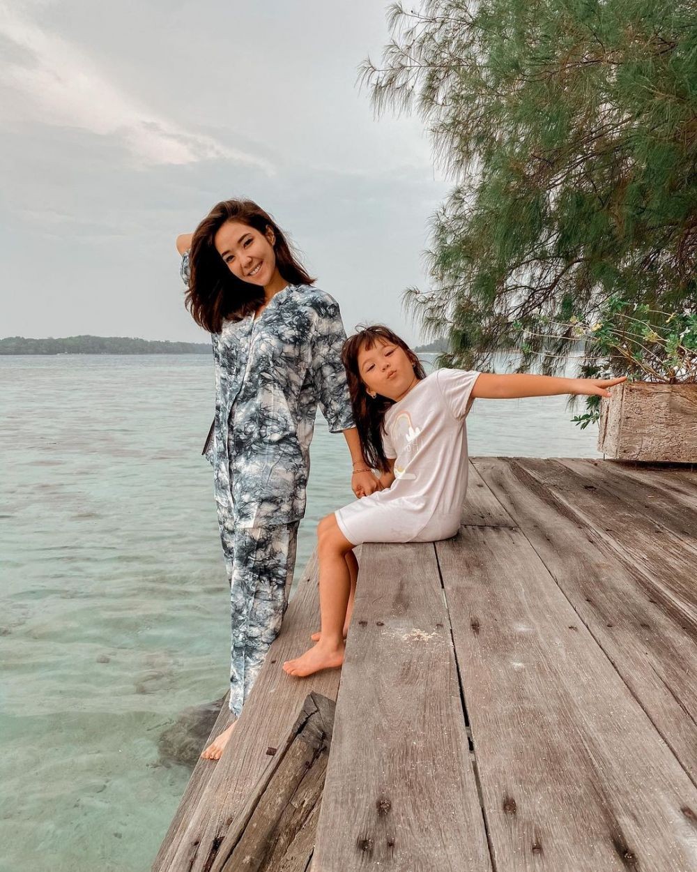 10 Potret Manis Liburan Gisel Bersama Pacar dan Anak di Pulau Macan