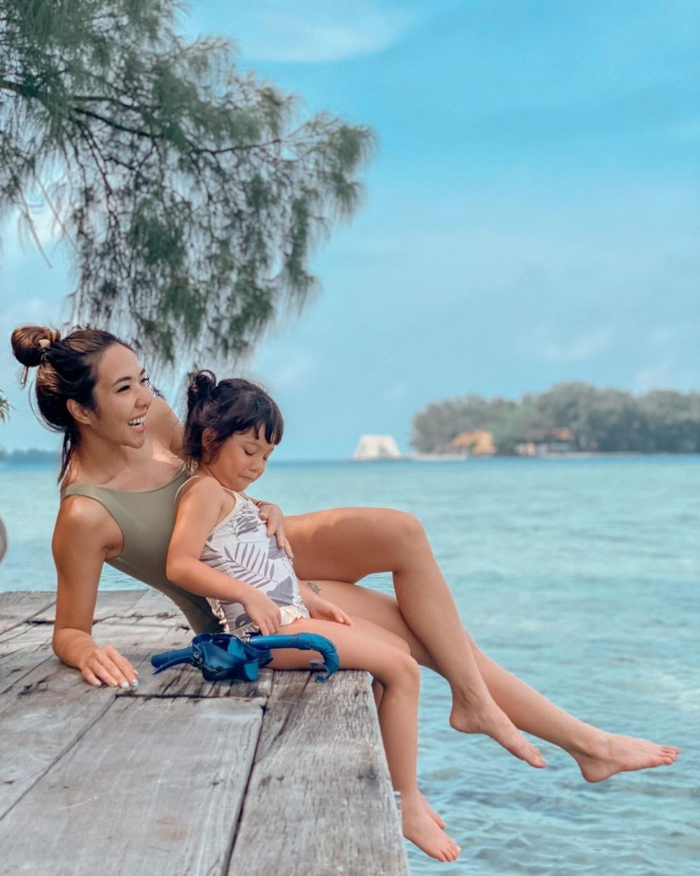 10 Potret Manis Liburan Gisel Bersama Pacar dan Anak di Pulau Macan