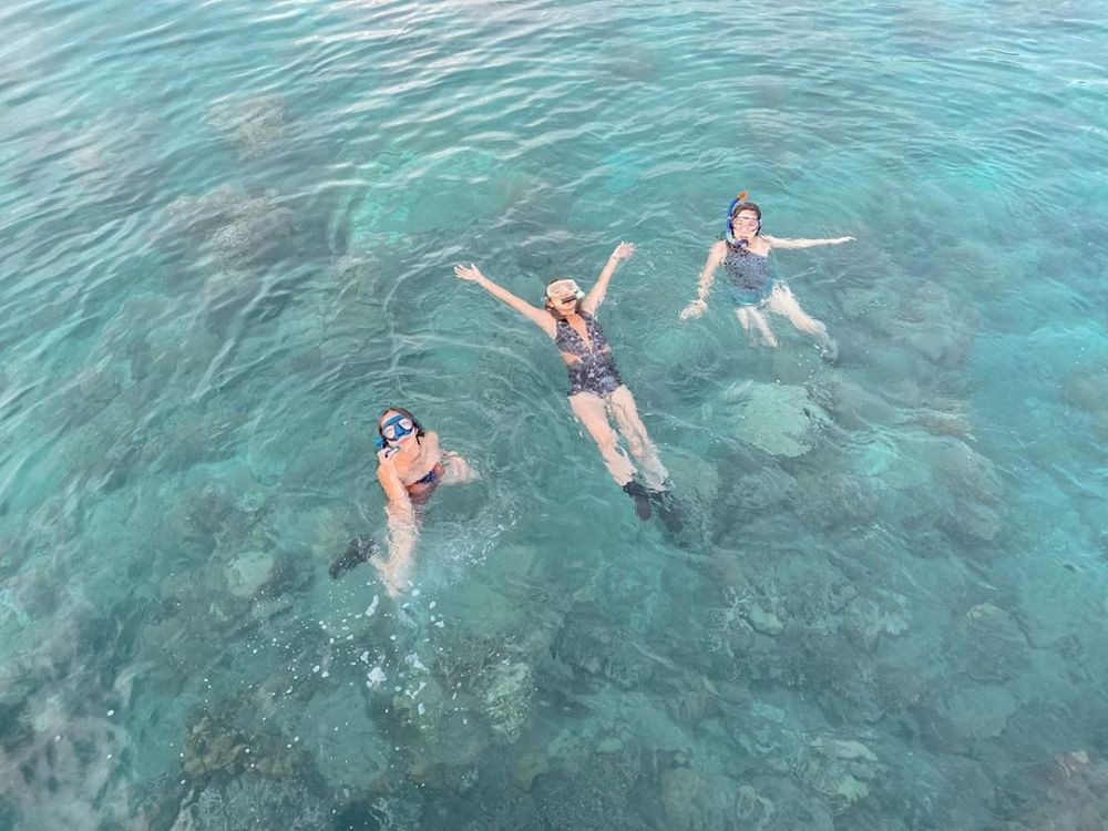 10 Potret Manis Liburan Gisel Bersama Pacar dan Anak di Pulau Macan