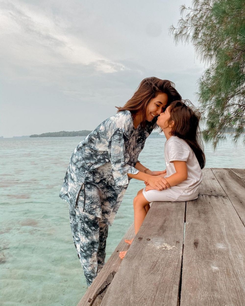 10 Potret Manis Liburan Gisel Bersama Pacar dan Anak di Pulau Macan