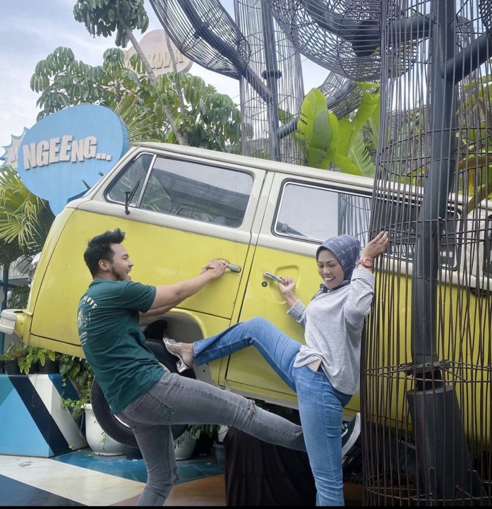 Intim Banget, 10 Potret Liburan Elly Sugigi dan Gebetannya di Bandung