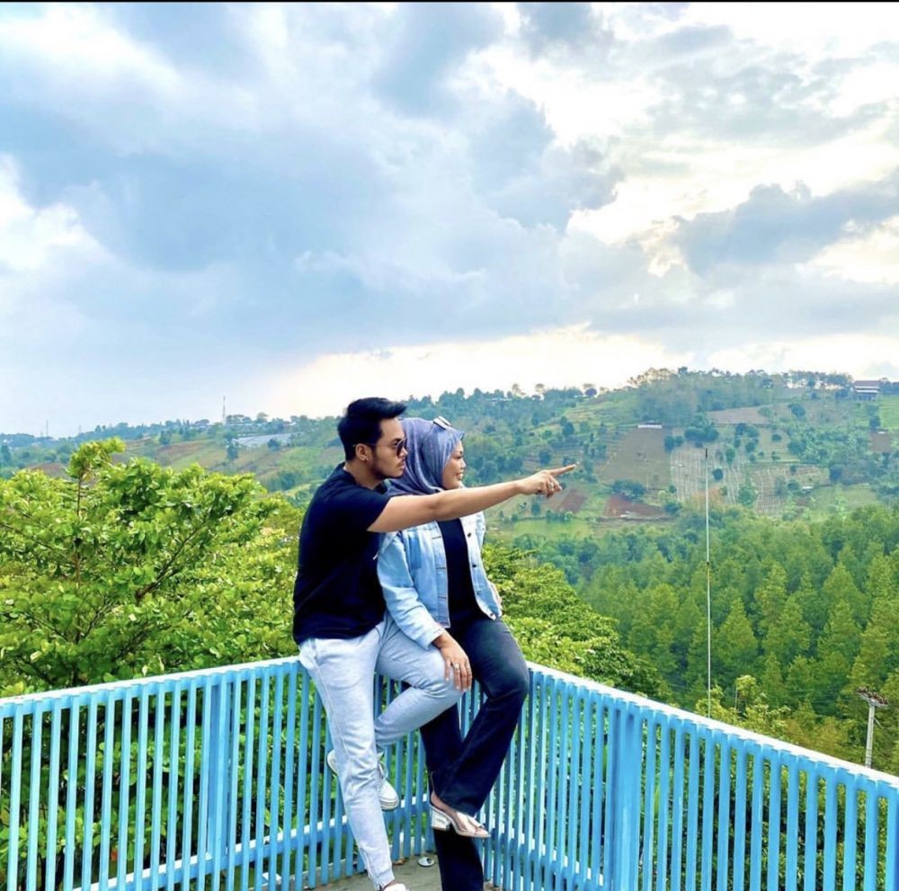 Intim Banget, 10 Potret Liburan Elly Sugigi dan Gebetannya di Bandung