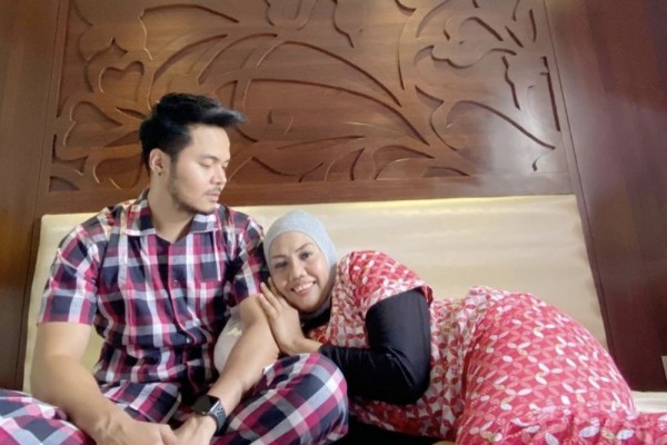 Intim Banget, 10 Potret Liburan Elly Sugigi dan Gebetannya di Bandung