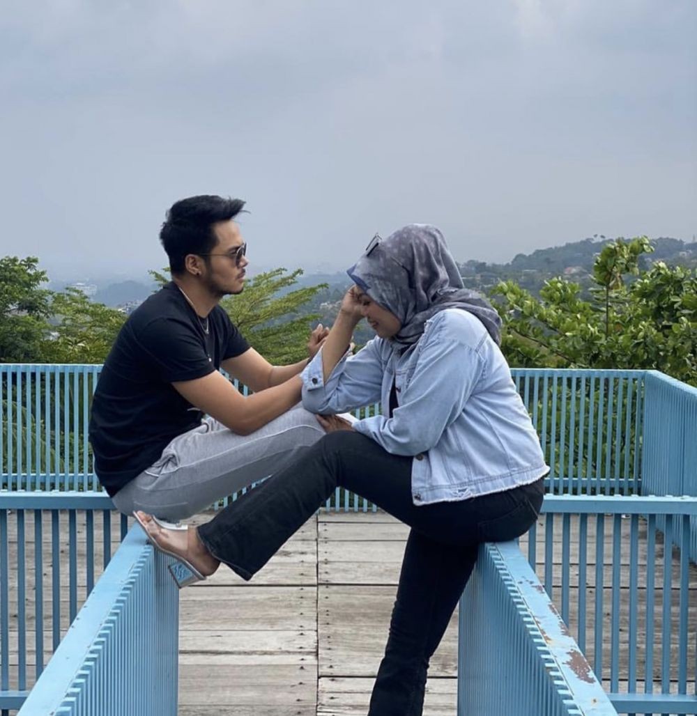 Intim Banget, 10 Potret Liburan Elly Sugigi dan Gebetannya di Bandung