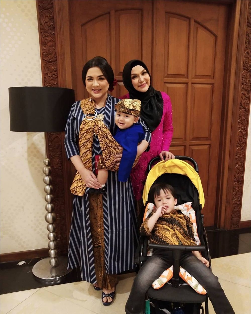 Referensi Buat Prewedding hingga Kondangan, Ide Kebaya Lurik ala Seleb