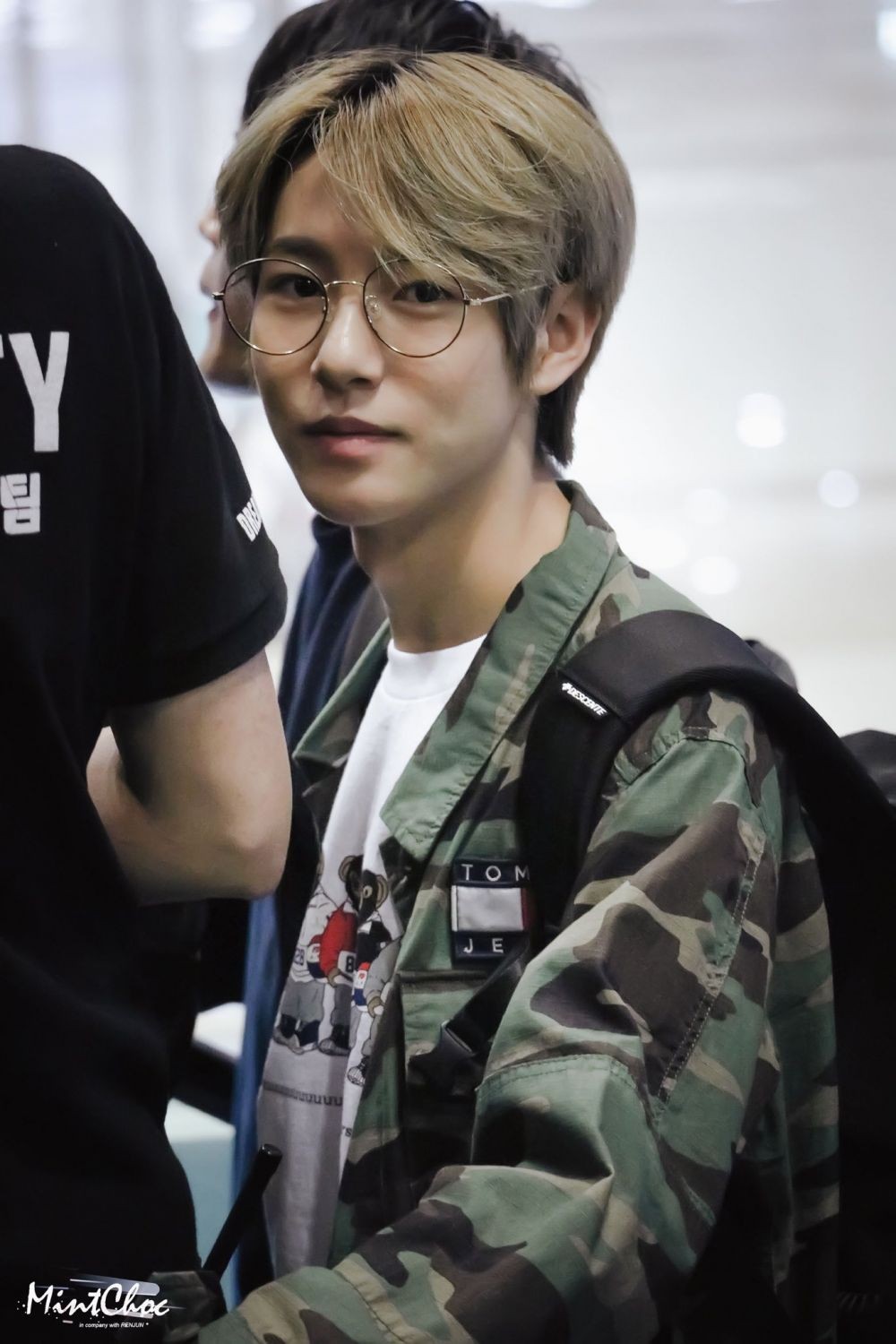 10 Potret Renjun NCT saat Kenakan Kacamata, Pesonanya Gak Ada Duanya!