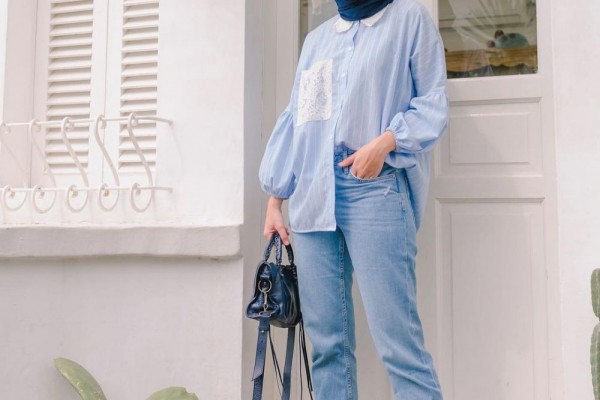 Kasual Sampai Street Style 10 Ide Mix And Match Kemeja Dan Jeans