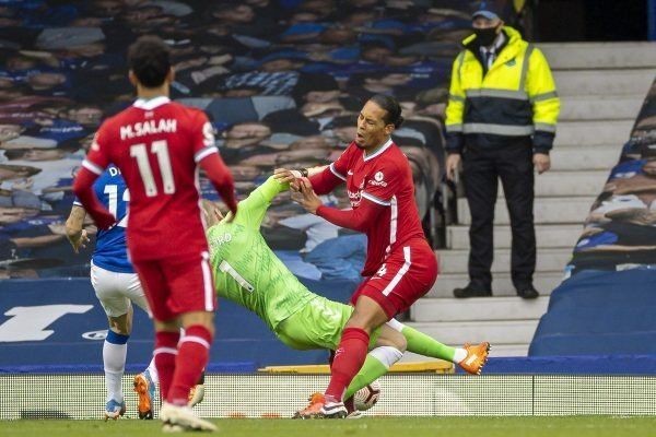 Operasi Lutut, Van Dijk Terancam Absen hingga Akhir Musim