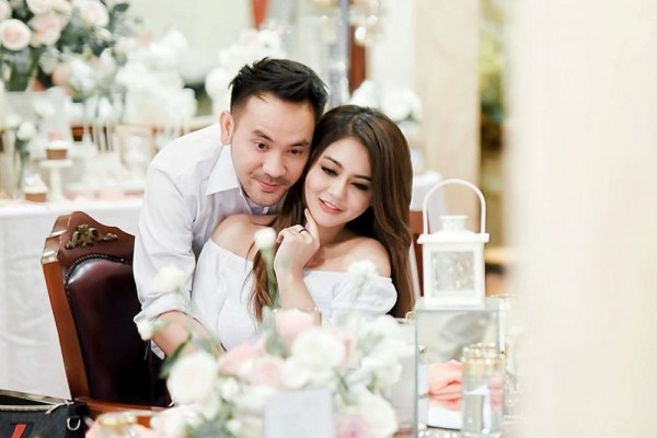 9 Gaya Pacaran Jenita Janet dan Kekasih, Uwu Bak ABG Dimabuk Cinta