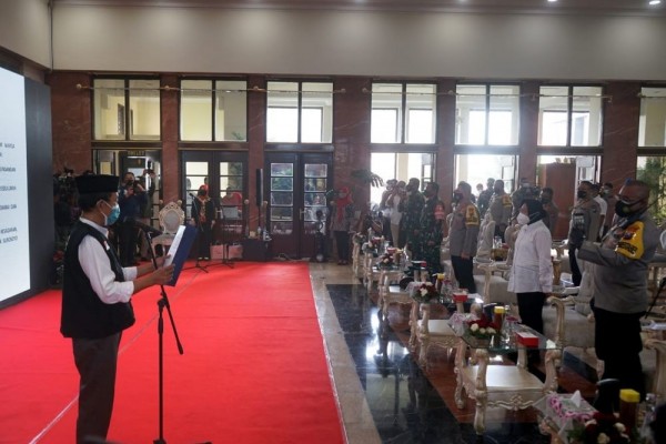Risma dan 1.000 Elemen Masyarakat di Surabaya Deklarasi Suroboyo Damai