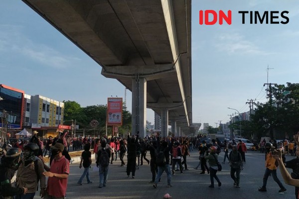 Demonstran Omnibus Law Bentrok dengan Massa Paslon Pilkada di Makassar
