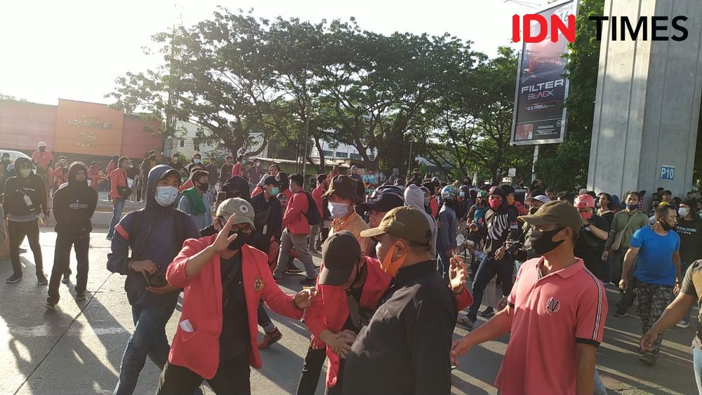 Demonstran Omnibus Law Bentrok dengan Massa Paslon Pilkada di Makassar