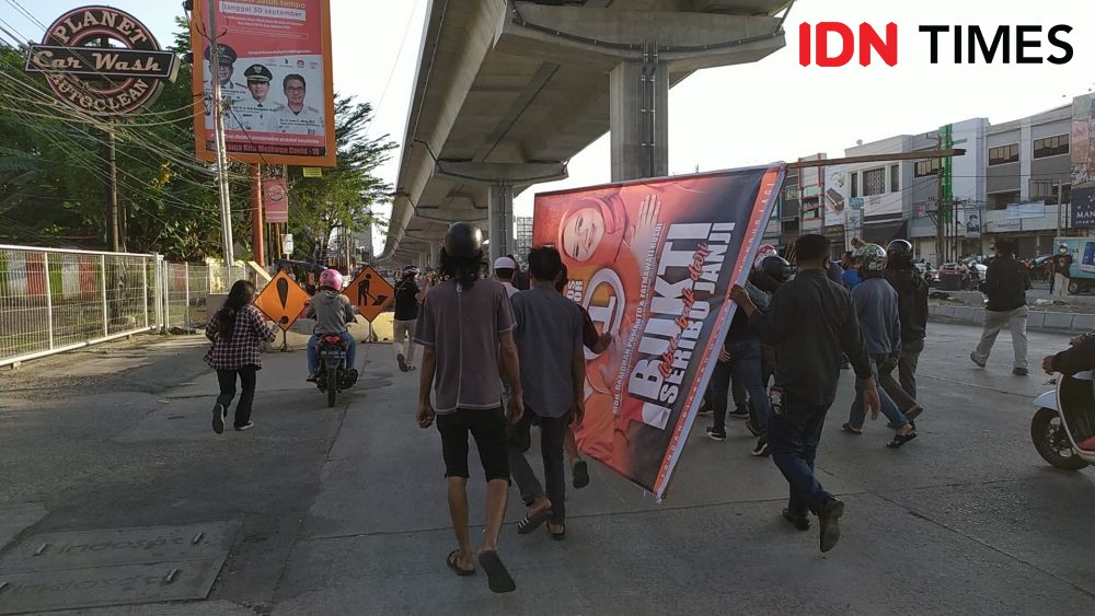 Demonstran Omnibus Law Bentrok dengan Massa Paslon Pilkada di Makassar