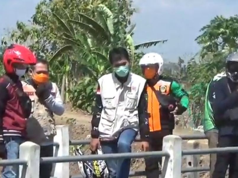 Banyak Sampah Popok Bayi, Warga Madiun Bersih-Bersih Saluran Kali  