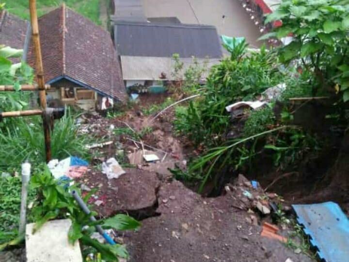 Hujan Deras, Rumah di Lembang KBB Jebol Diterjang Longsor