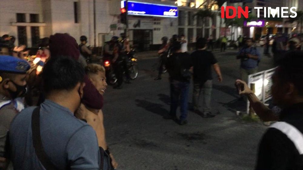 Massa Demo Omnibus Law Kecam Intimidasi Polisi Bubarkan Aksi Damai