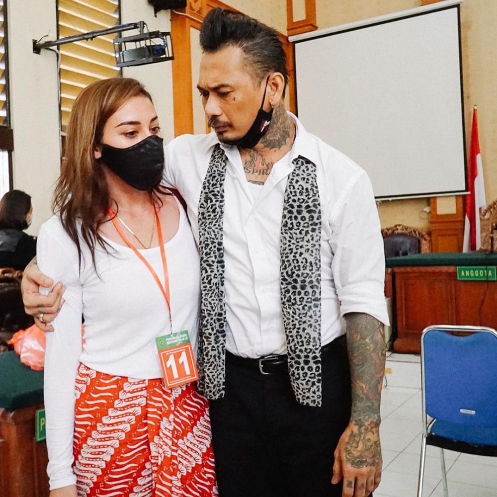 10 Potret Setia Nora Temani Jerinx Mulai Ditahan Sampai Proses Sidang