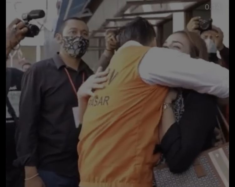 10 Potret Setia Nora Temani Jerinx Mulai Ditahan Sampai Proses Sidang