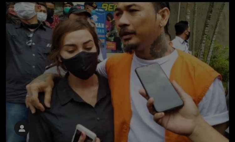 10 Potret Setia Nora Temani Jerinx Mulai Ditahan Sampai Proses Sidang