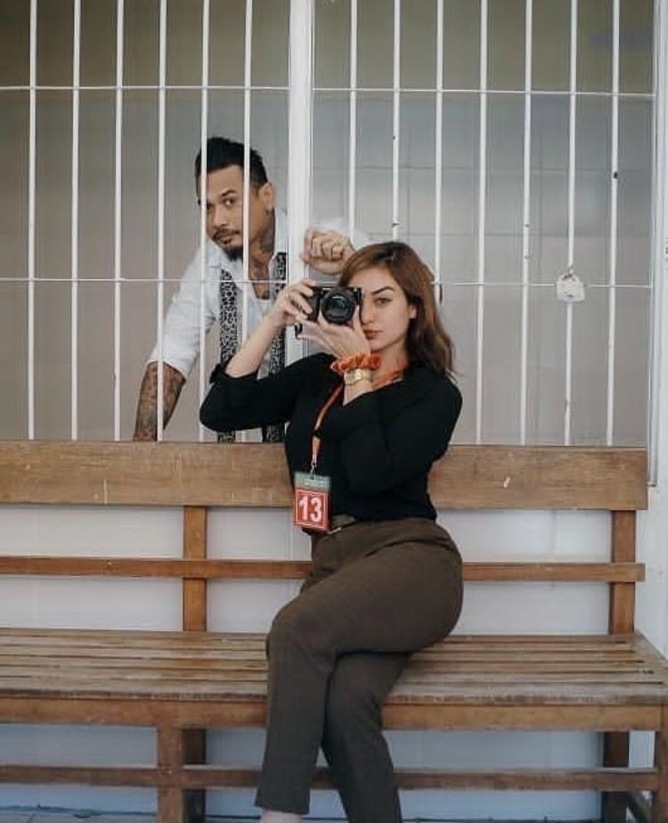 10 Potret Setia Nora Temani Jerinx Mulai Ditahan Sampai Proses Sidang