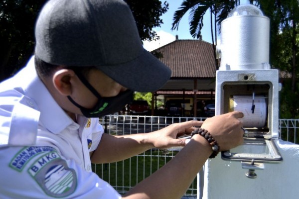 Cuaca Ekstrem, 10 Pohon Tumbang di Semarang, Warga Harus Pakai Ilmu Titen