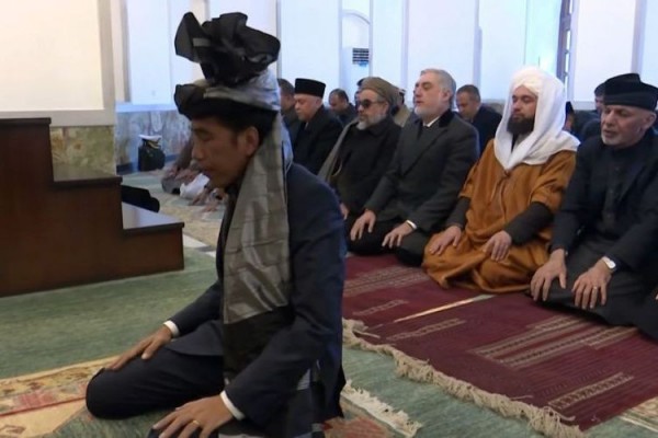 Jadi Imam Salat hingga Ngetrail, Ini 12 Foto Jokowi yang Sempat Viral
