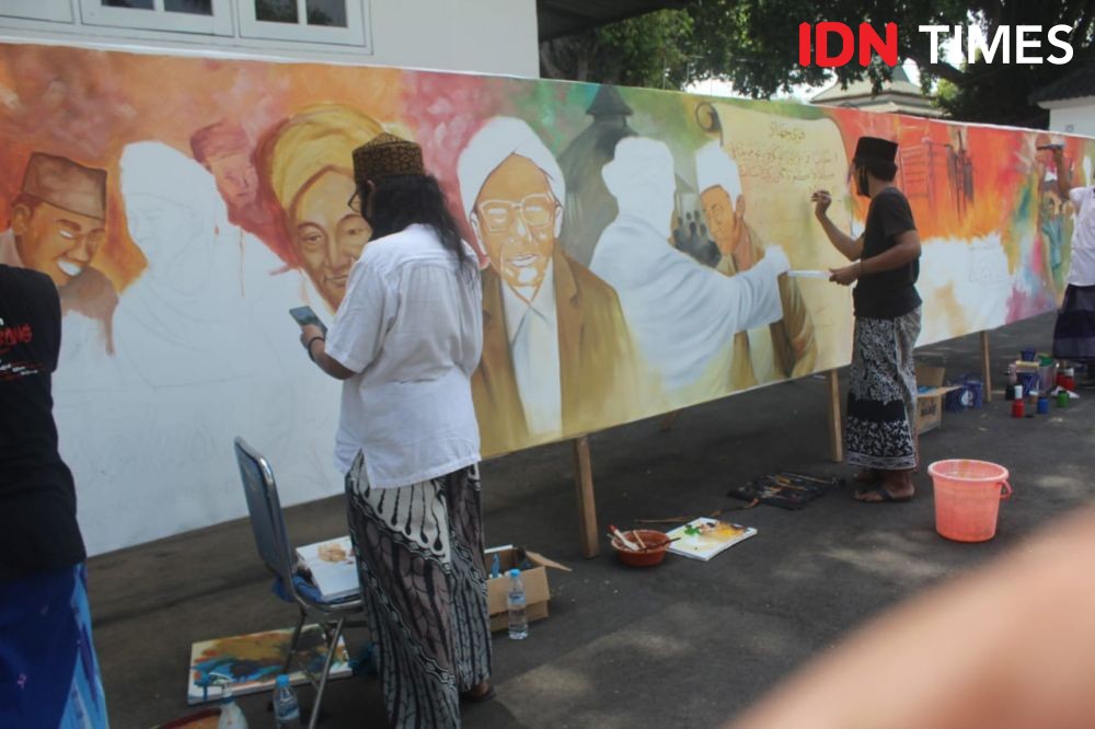 Hari Santri 2020, Seniman Jombang Melukis Resolusi Jihad di Pendopo