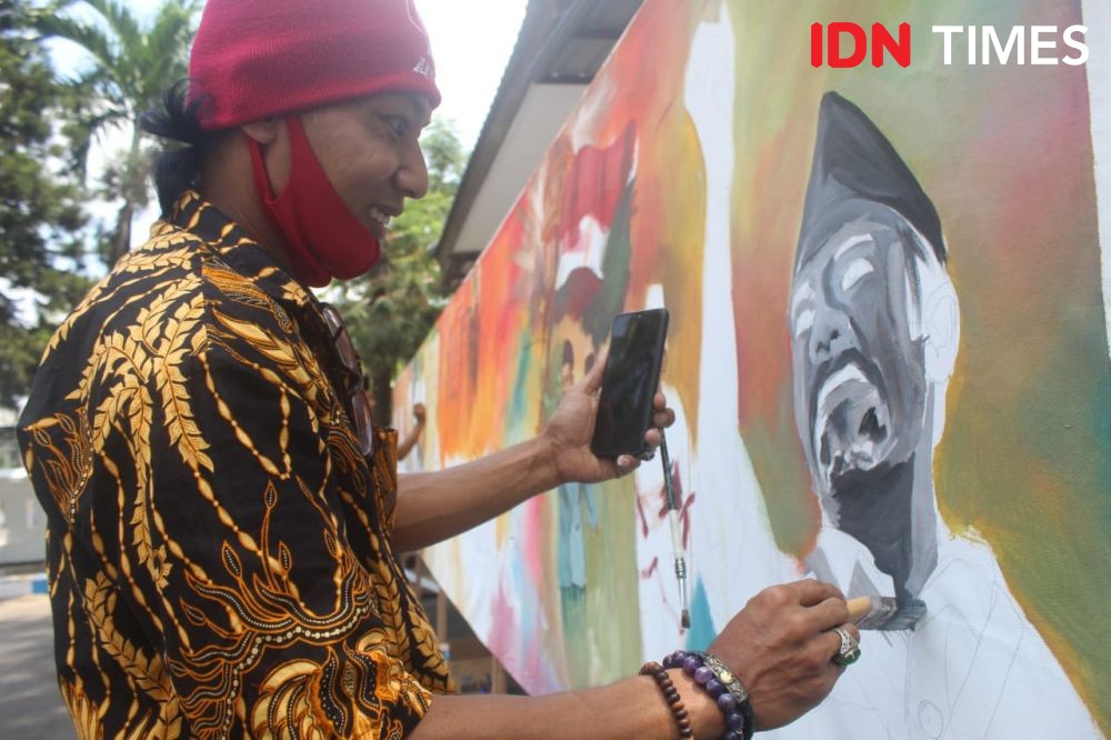 Hari Santri 2020, Seniman Jombang Melukis Resolusi Jihad di Pendopo