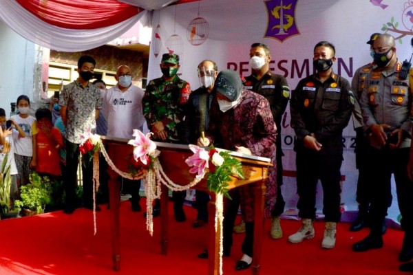 Risma Resmikan Pasar Burung dan Gantangan Permintaan Warga Eks Dolly