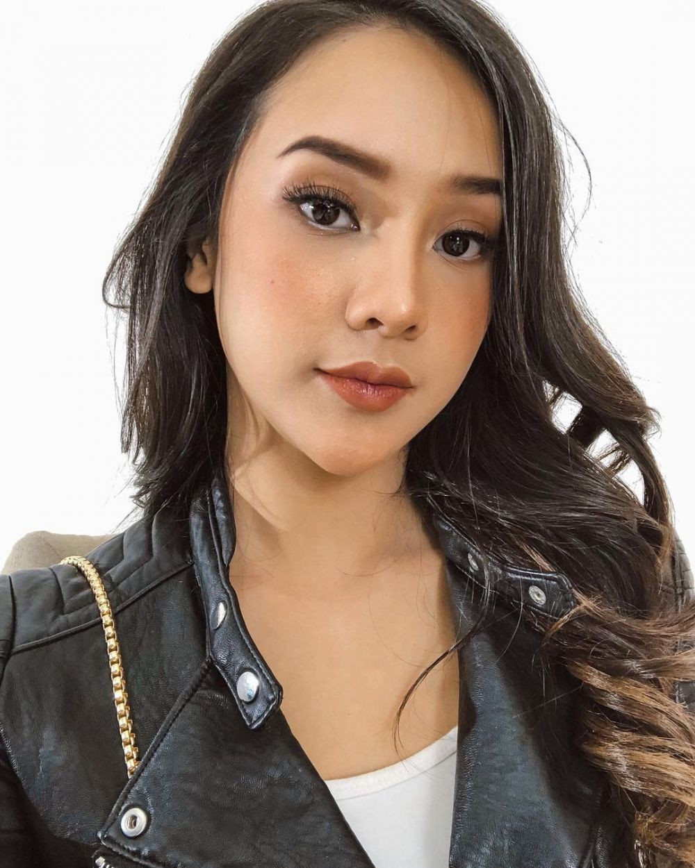 Inspirasi Gaya Dandan Anya Geraldine, Natural hingga Acara Kondangan