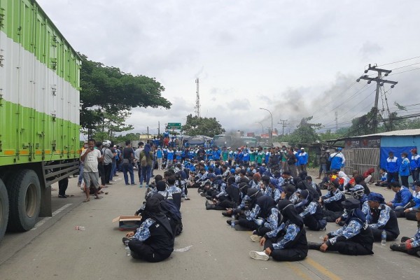 Dicegat Polisi, Massa Buruh Banten Blokade Jalan dan Bakar Ban