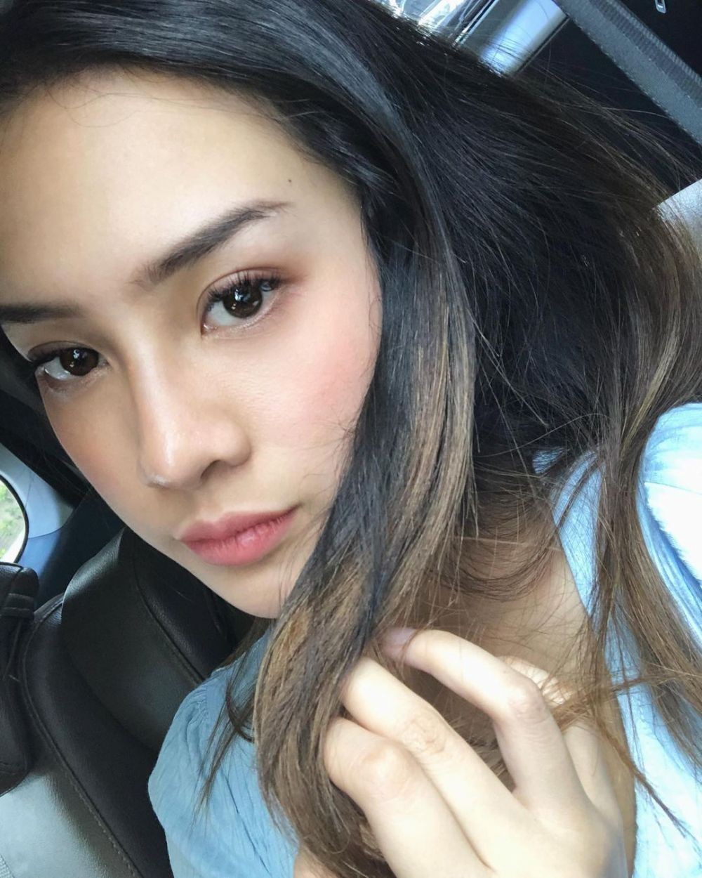Inspirasi Gaya Dandan Anya Geraldine, Natural hingga Acara Kondangan
