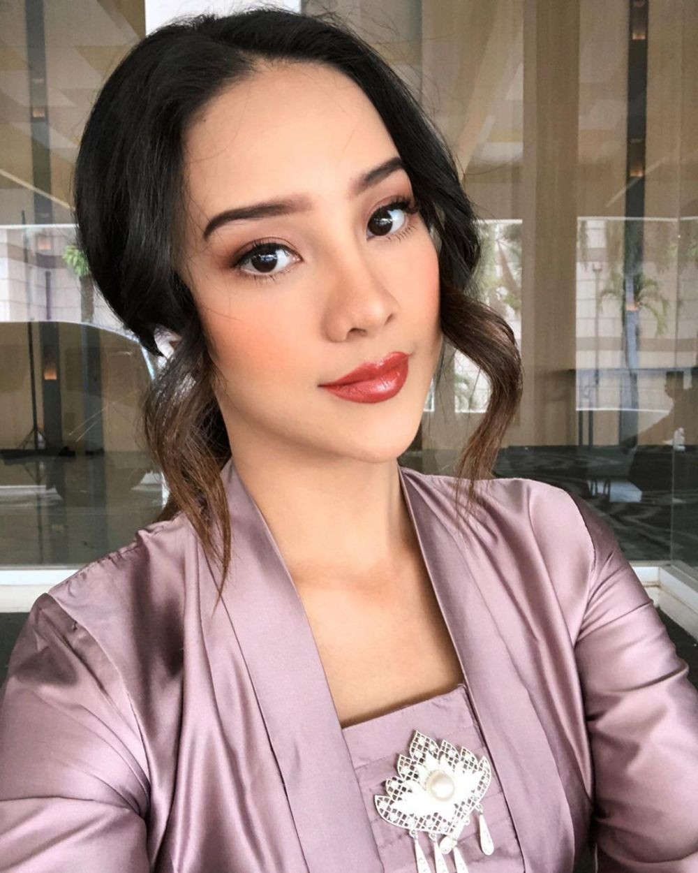 Inspirasi Gaya Dandan Anya Geraldine, Natural hingga Acara Kondangan