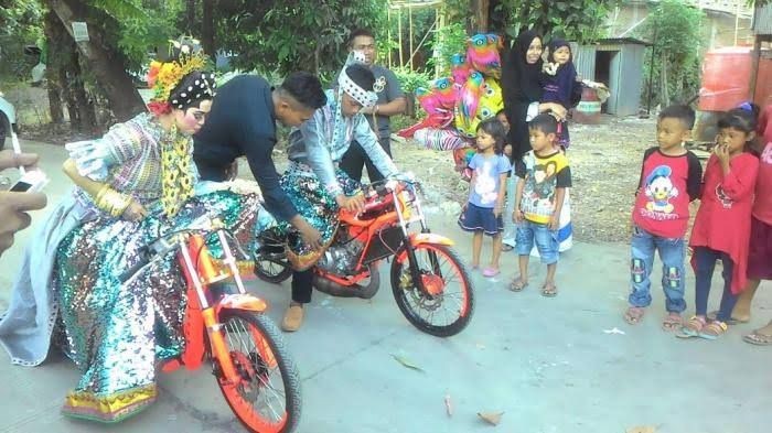 11 Potret Kocak Pengantin di Pelaminan, Hajatan jadi Tak Terlupakan