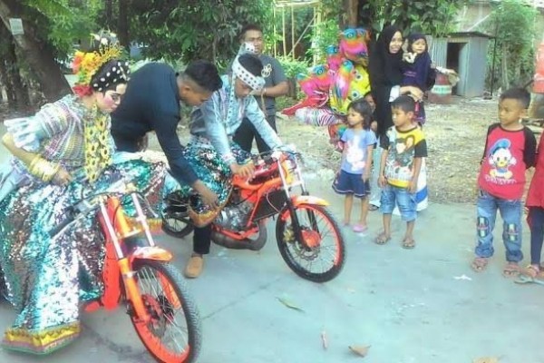 11 Potret Kocak Pengantin di Pelaminan, Hajatan jadi Tak Terlupakan