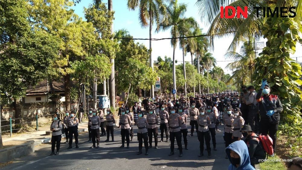 Hindari Kekerasan, Polda Bali Pasang Polwan Hadapi Para Demonstran
